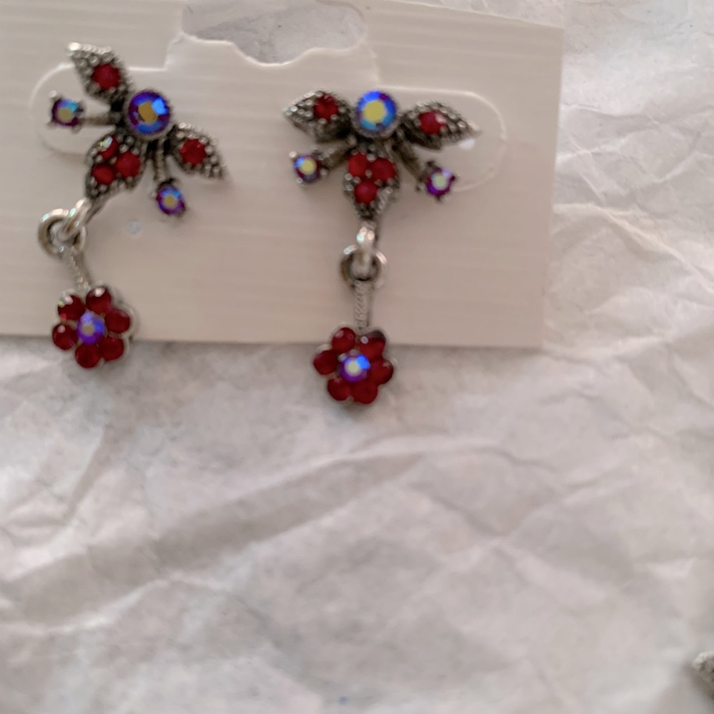 Brand New. Necklace and Earrings set. Nice for holidays or a wedding,